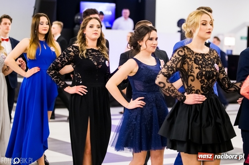 Zdjęcie w galerii na portalu naszraciborz.pl: Ekonomik bawi się na studniówce w Zakrzowie wiadomości z regionu