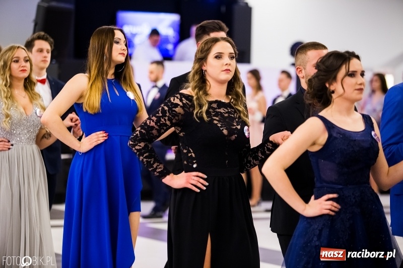 Zdjęcie w galerii na portalu naszraciborz.pl: Ekonomik bawi się na studniówce w Zakrzowie wiadomości z regionu