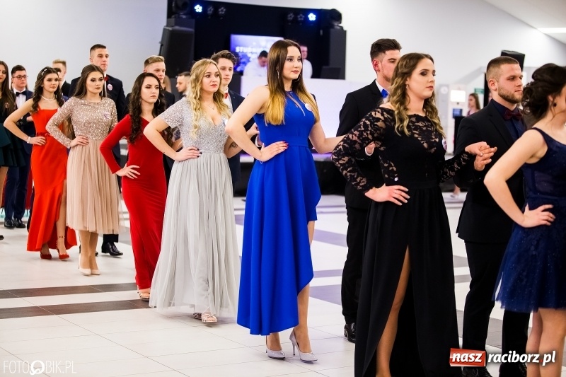 Zdjęcie w galerii na portalu naszraciborz.pl: Ekonomik bawi się na studniówce w Zakrzowie wiadomości z regionu