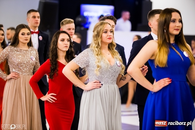 Zdjęcie w galerii na portalu naszraciborz.pl: Ekonomik bawi się na studniówce w Zakrzowie wiadomości z regionu