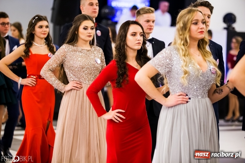 Zdjęcie w galerii na portalu naszraciborz.pl: Ekonomik bawi się na studniówce w Zakrzowie wiadomości z regionu