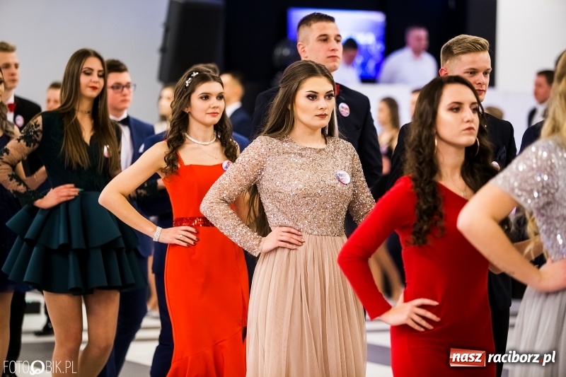 Zdjęcie w galerii na portalu naszraciborz.pl: Ekonomik bawi się na studniówce w Zakrzowie wiadomości z regionu