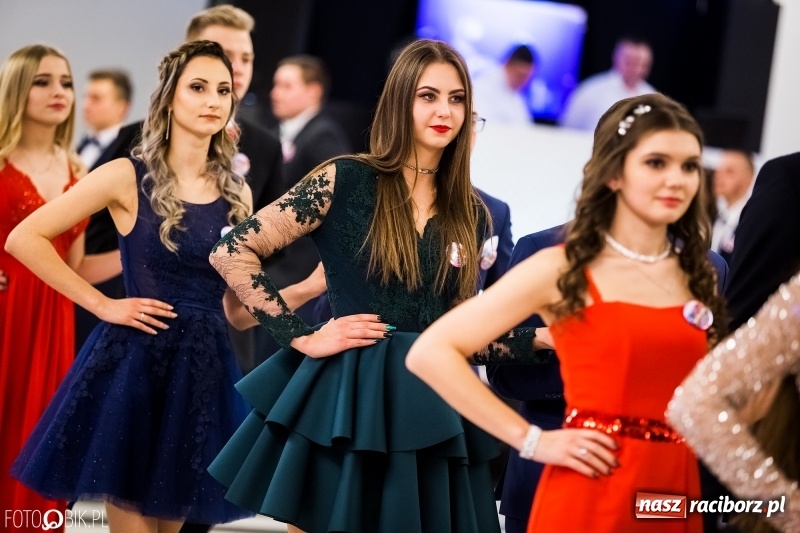 Zdjęcie w galerii na portalu naszraciborz.pl: Ekonomik bawi się na studniówce w Zakrzowie wiadomości z regionu