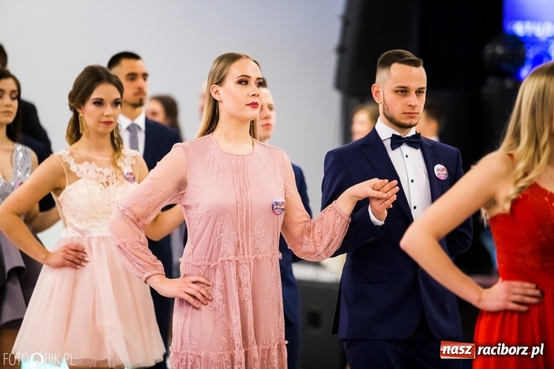 Zdjęcie w galerii na portalu naszraciborz.pl: Ekonomik bawi się na studniówce w Zakrzowie wiadomości z regionu