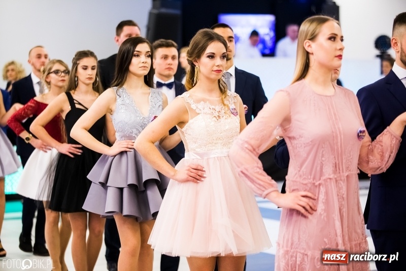 Zdjęcie w galerii na portalu naszraciborz.pl: Ekonomik bawi się na studniówce w Zakrzowie wiadomości z regionu