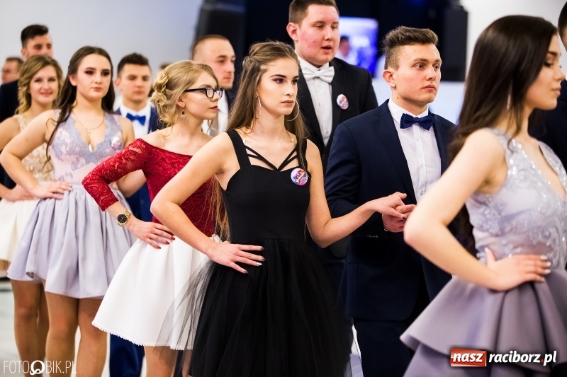 Zdjęcie w galerii na portalu naszraciborz.pl: Ekonomik bawi się na studniówce w Zakrzowie wiadomości z regionu