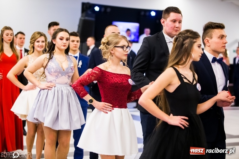 Zdjęcie w galerii na portalu naszraciborz.pl: Ekonomik bawi się na studniówce w Zakrzowie wiadomości z regionu