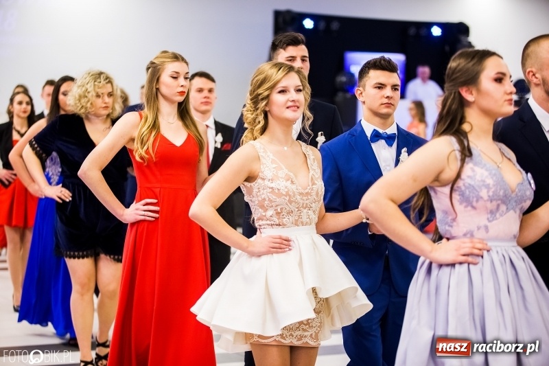 Zdjęcie w galerii na portalu naszraciborz.pl: Ekonomik bawi się na studniówce w Zakrzowie wiadomości z regionu