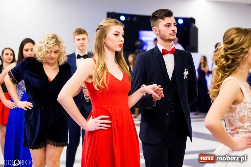 Zdjęcie w galerii na portalu naszraciborz.pl: Ekonomik bawi się na studniówce w Zakrzowie wiadomości z regionu