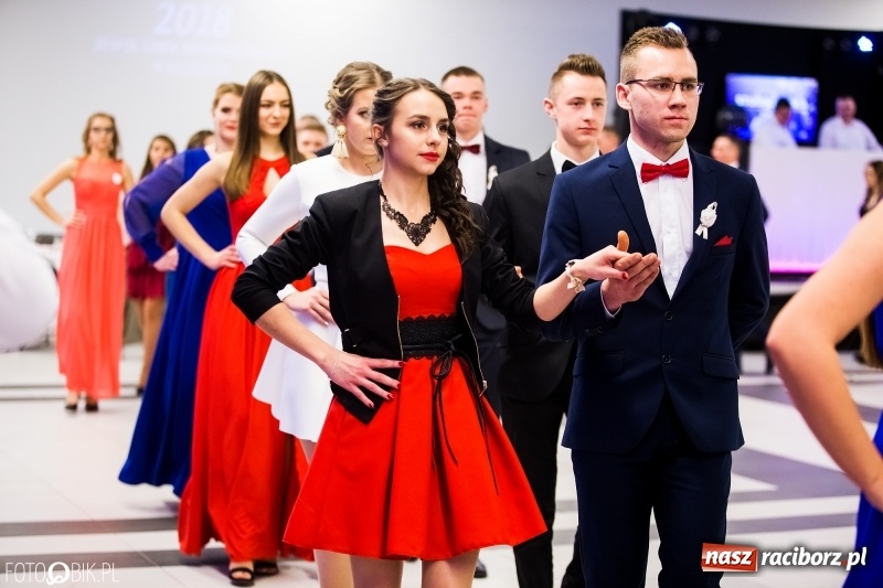 Zdjęcie w galerii na portalu naszraciborz.pl: Ekonomik bawi się na studniówce w Zakrzowie wiadomości z regionu