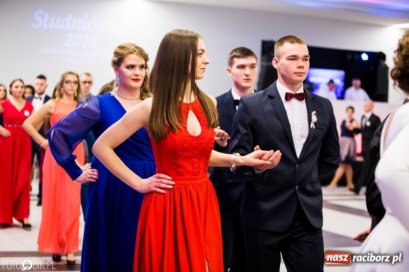 Zdjęcie w galerii na portalu naszraciborz.pl: Ekonomik bawi się na studniówce w Zakrzowie wiadomości z regionu