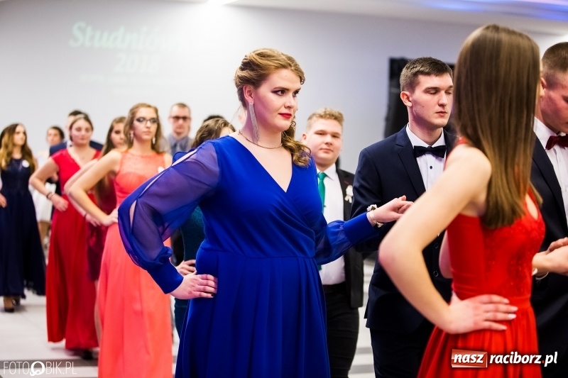 Zdjęcie w galerii na portalu naszraciborz.pl: Ekonomik bawi się na studniówce w Zakrzowie wiadomości z regionu