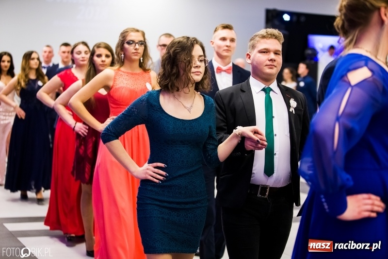 Zdjęcie w galerii na portalu naszraciborz.pl: Ekonomik bawi się na studniówce w Zakrzowie wiadomości z regionu