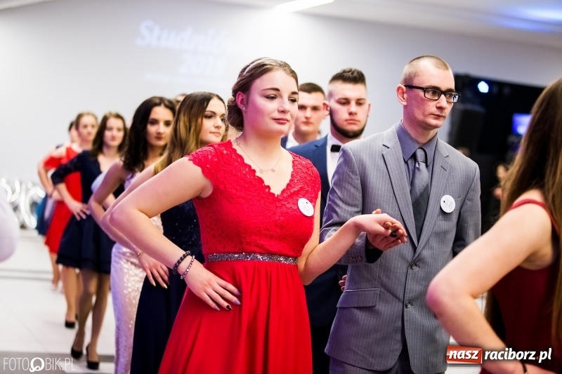 Zdjęcie w galerii na portalu naszraciborz.pl: Ekonomik bawi się na studniówce w Zakrzowie wiadomości z regionu