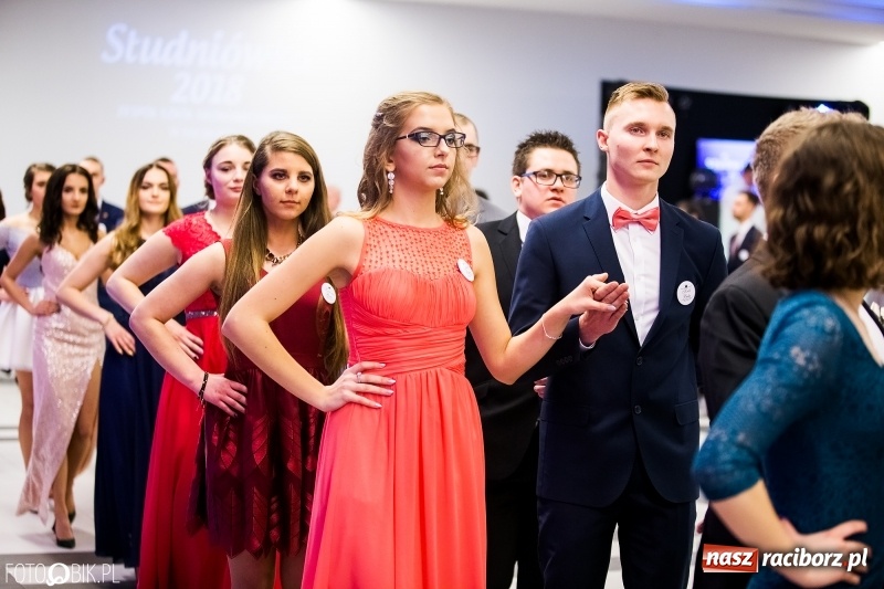 Zdjęcie w galerii na portalu naszraciborz.pl: Ekonomik bawi się na studniówce w Zakrzowie wiadomości z regionu