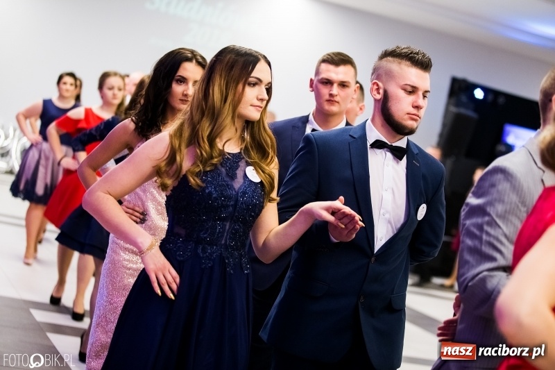 Zdjęcie w galerii na portalu naszraciborz.pl: Ekonomik bawi się na studniówce w Zakrzowie wiadomości z regionu