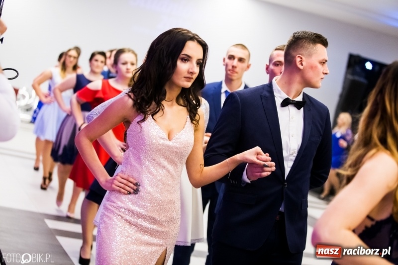 Zdjęcie w galerii na portalu naszraciborz.pl: Ekonomik bawi się na studniówce w Zakrzowie wiadomości z regionu