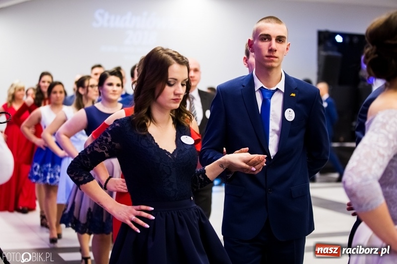 Zdjęcie w galerii na portalu naszraciborz.pl: Ekonomik bawi się na studniówce w Zakrzowie wiadomości z regionu