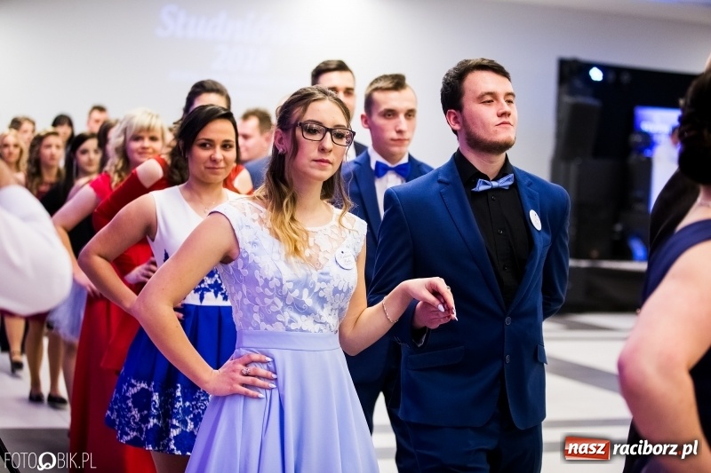 Zdjęcie w galerii na portalu naszraciborz.pl: Ekonomik bawi się na studniówce w Zakrzowie wiadomości z regionu