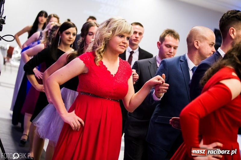 Zdjęcie w galerii na portalu naszraciborz.pl: Ekonomik bawi się na studniówce w Zakrzowie wiadomości z regionu