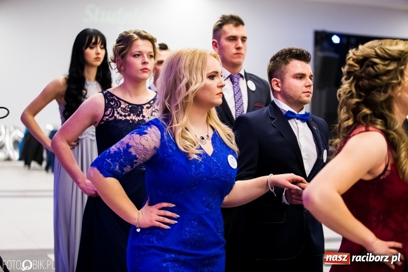 Zdjęcie w galerii na portalu naszraciborz.pl: Ekonomik bawi się na studniówce w Zakrzowie wiadomości z regionu