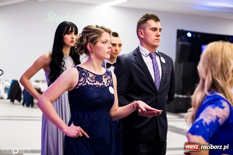 Zdjęcie w galerii na portalu naszraciborz.pl: Ekonomik bawi się na studniówce w Zakrzowie wiadomości z regionu