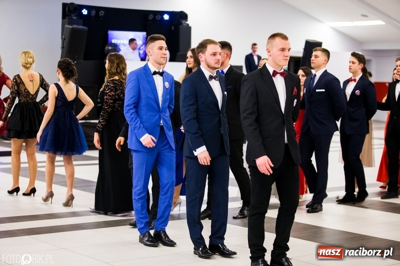 Zdjęcie w galerii na portalu naszraciborz.pl: Ekonomik bawi się na studniówce w Zakrzowie wiadomości z regionu