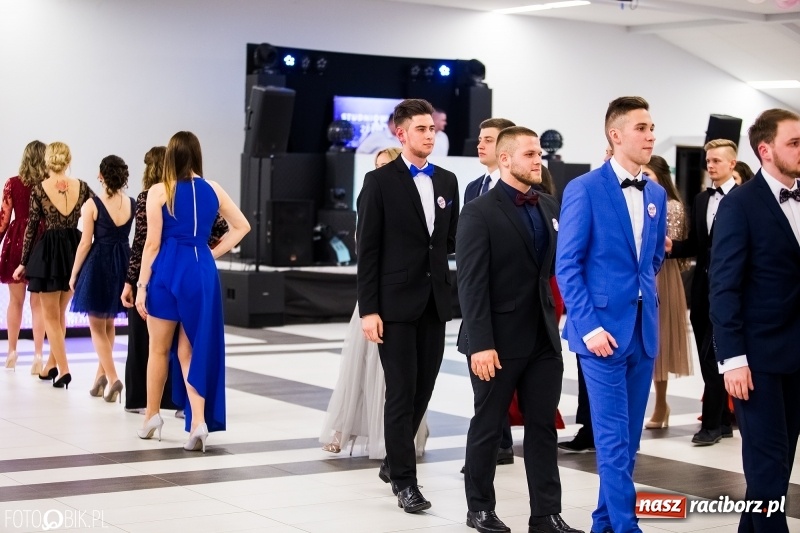 Zdjęcie w galerii na portalu naszraciborz.pl: Ekonomik bawi się na studniówce w Zakrzowie wiadomości z regionu