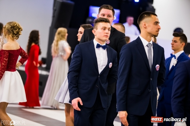 Zdjęcie w galerii na portalu naszraciborz.pl: Ekonomik bawi się na studniówce w Zakrzowie wiadomości z regionu