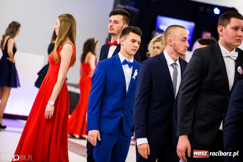 Zdjęcie w galerii na portalu naszraciborz.pl: Ekonomik bawi się na studniówce w Zakrzowie wiadomości z regionu