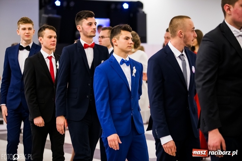 Zdjęcie w galerii na portalu naszraciborz.pl: Ekonomik bawi się na studniówce w Zakrzowie wiadomości z regionu