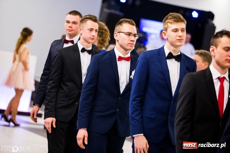 Zdjęcie w galerii na portalu naszraciborz.pl: Ekonomik bawi się na studniówce w Zakrzowie wiadomości z regionu