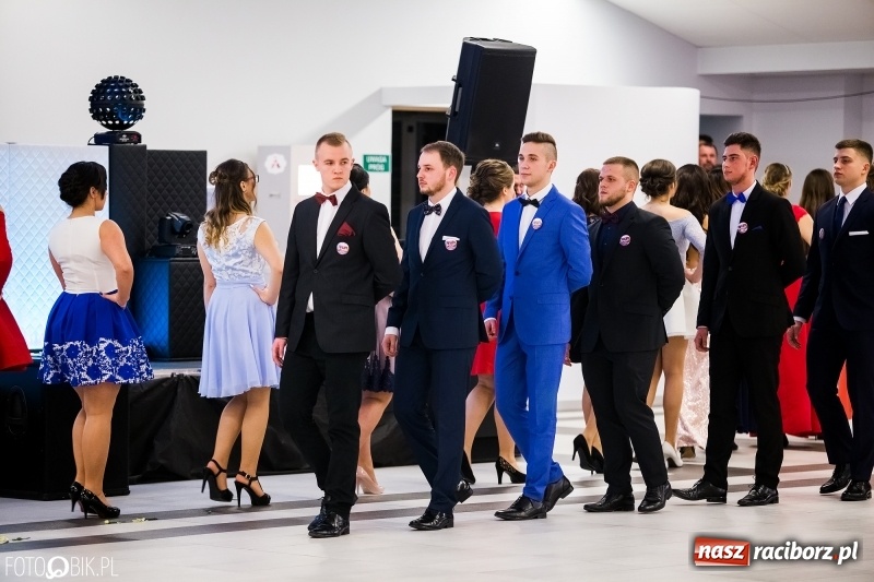 Zdjęcie w galerii na portalu naszraciborz.pl: Ekonomik bawi się na studniówce w Zakrzowie wiadomości z regionu