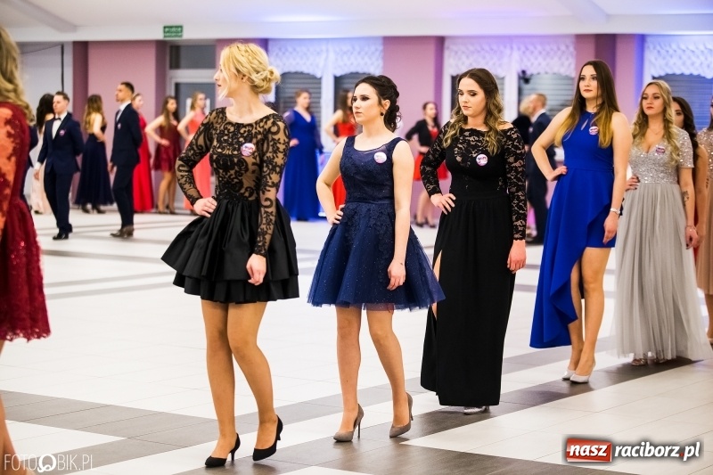 Zdjęcie w galerii na portalu naszraciborz.pl: Ekonomik bawi się na studniówce w Zakrzowie wiadomości z regionu