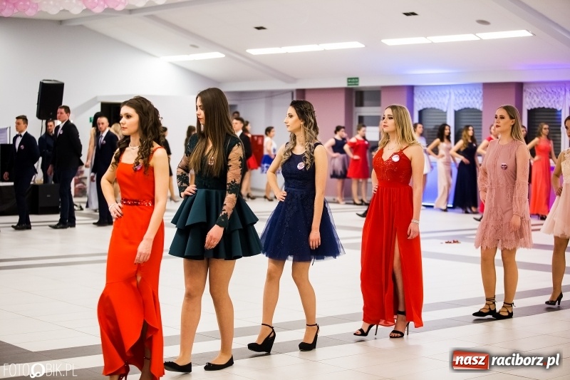 Zdjęcie w galerii na portalu naszraciborz.pl: Ekonomik bawi się na studniówce w Zakrzowie wiadomości z regionu