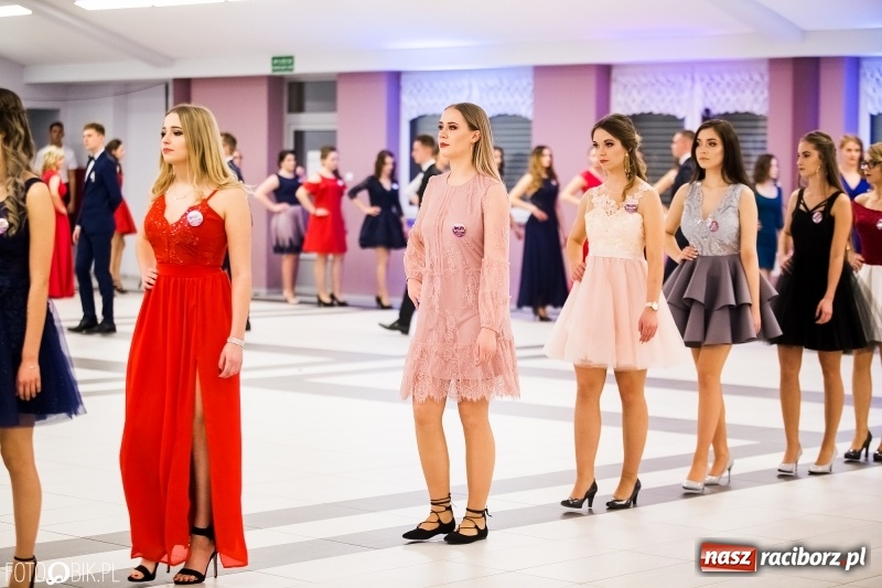 Zdjęcie w galerii na portalu naszraciborz.pl: Ekonomik bawi się na studniówce w Zakrzowie wiadomości z regionu