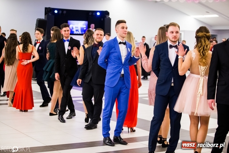 Zdjęcie w galerii na portalu naszraciborz.pl: Ekonomik bawi się na studniówce w Zakrzowie wiadomości z regionu