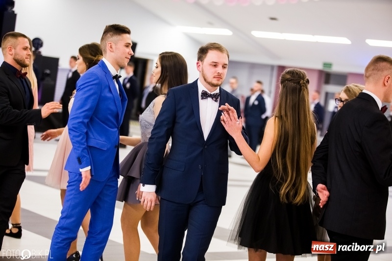 Zdjęcie w galerii na portalu naszraciborz.pl: Ekonomik bawi się na studniówce w Zakrzowie wiadomości z regionu