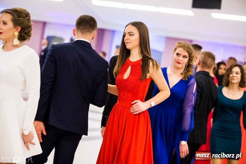 Zdjęcie w galerii na portalu naszraciborz.pl: Ekonomik bawi się na studniówce w Zakrzowie wiadomości z regionu