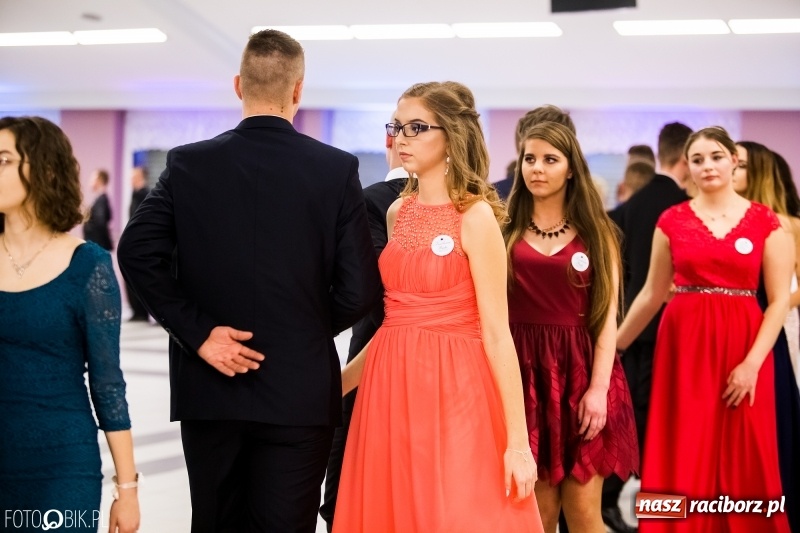 Zdjęcie w galerii na portalu naszraciborz.pl: Ekonomik bawi się na studniówce w Zakrzowie wiadomości z regionu