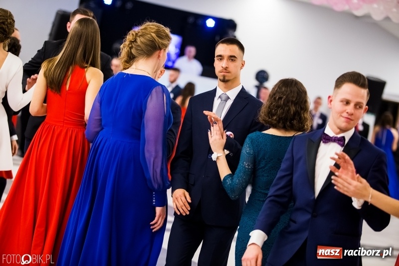 Zdjęcie w galerii na portalu naszraciborz.pl: Ekonomik bawi się na studniówce w Zakrzowie wiadomości z regionu