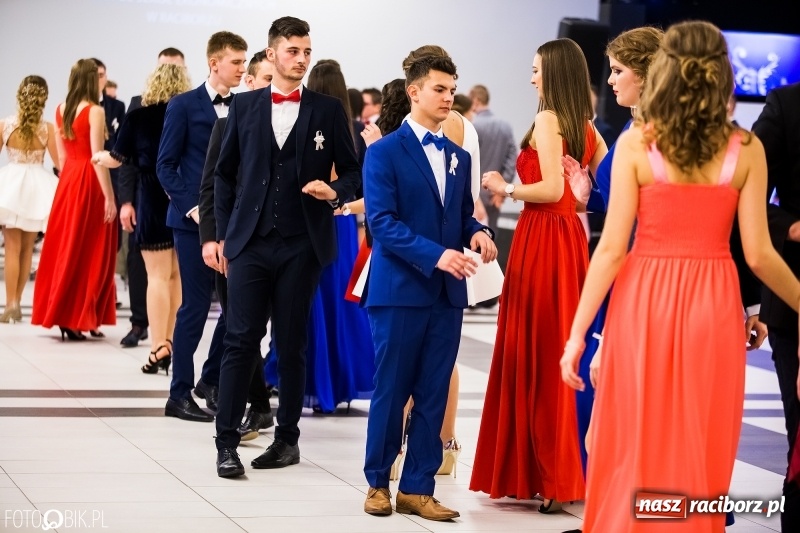 Zdjęcie w galerii na portalu naszraciborz.pl: Ekonomik bawi się na studniówce w Zakrzowie wiadomości z regionu