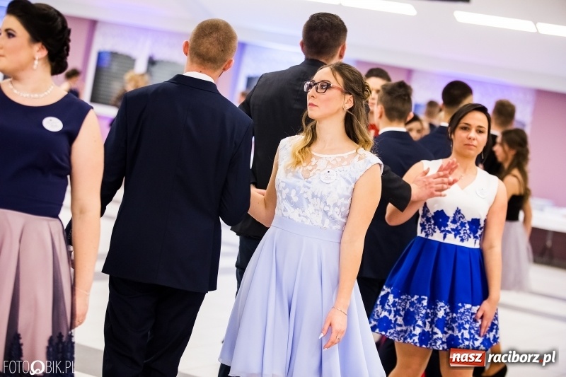 Zdjęcie w galerii na portalu naszraciborz.pl: Ekonomik bawi się na studniówce w Zakrzowie wiadomości z regionu