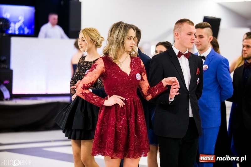 Zdjęcie w galerii na portalu naszraciborz.pl: Ekonomik bawi się na studniówce w Zakrzowie wiadomości z regionu