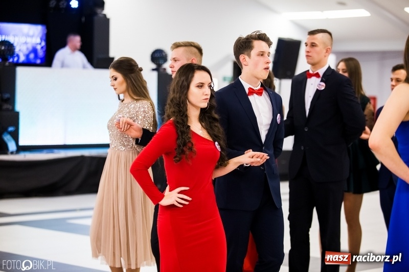 Zdjęcie w galerii na portalu naszraciborz.pl: Ekonomik bawi się na studniówce w Zakrzowie wiadomości z regionu