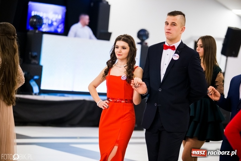 Zdjęcie w galerii na portalu naszraciborz.pl: Ekonomik bawi się na studniówce w Zakrzowie wiadomości z regionu