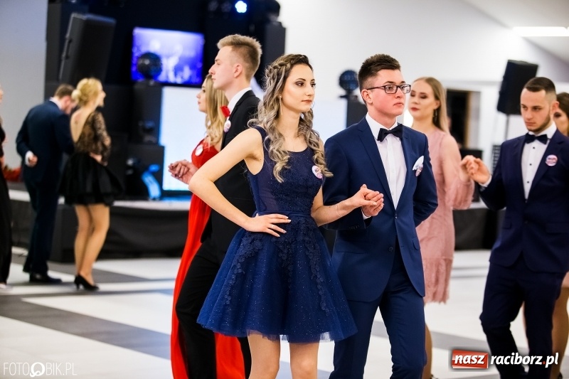 Zdjęcie w galerii na portalu naszraciborz.pl: Ekonomik bawi się na studniówce w Zakrzowie wiadomości z regionu