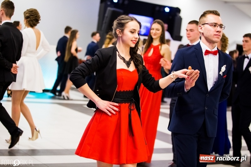 Zdjęcie w galerii na portalu naszraciborz.pl: Ekonomik bawi się na studniówce w Zakrzowie wiadomości z regionu