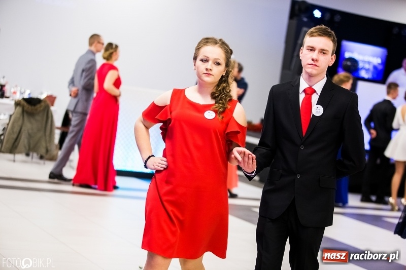 Zdjęcie w galerii na portalu naszraciborz.pl: Ekonomik bawi się na studniówce w Zakrzowie wiadomości z regionu