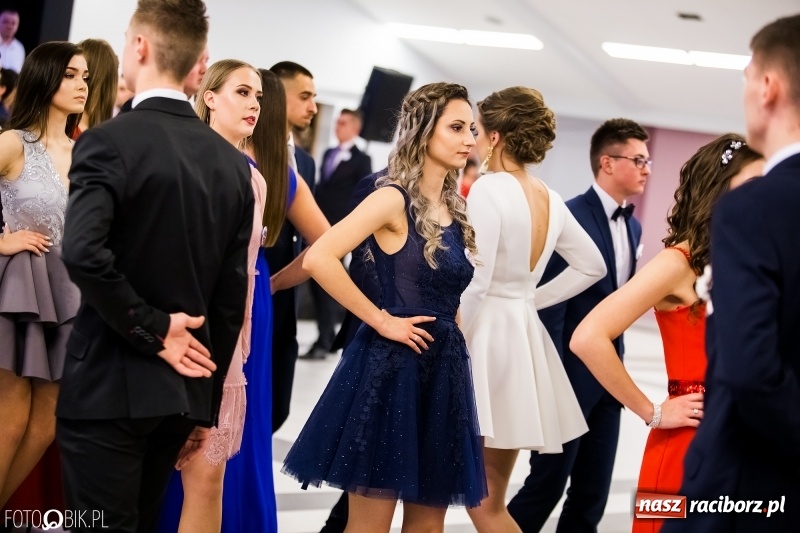 Zdjęcie w galerii na portalu naszraciborz.pl: Ekonomik bawi się na studniówce w Zakrzowie wiadomości z regionu